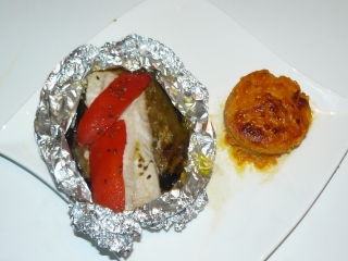 Papillote de poisson, aubergine et poivron accompagné d’un flan de potiron au parmesan et curry.