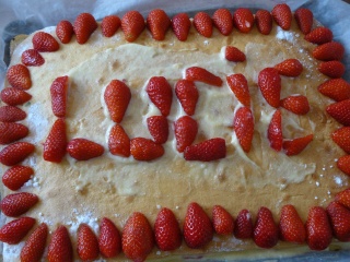 Gâteau maison , crème légére et fraises , spécial anniversaire.
