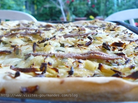 Pizza blanche aux oignons, à la sauge et aux anchois.