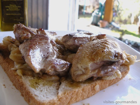 Canapé de filets de caille poêlés sur confit d'oignon à l'apéritif de truffe.