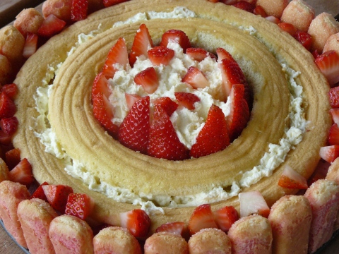 Mousse de fraise sur gâteau léger et mousse de citron au siphon