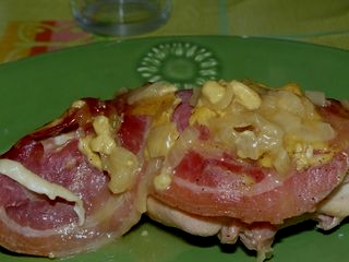 Lapin à la pancetta et au fromage de chèvre.