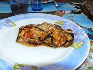 Mille feuille d'aubergine au fromage.